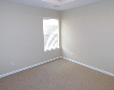 102 Hidden Creek Drive - Photo Thumbnail 11