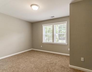 567 Ashburton Avenue - Photo Thumbnail 9