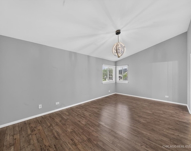 152 Brittany Drive - Photo Thumbnail 8