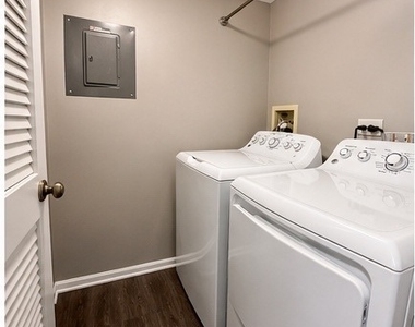 1671 Grosvenor Circle - Photo Thumbnail 7