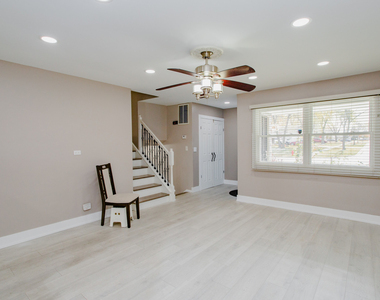 720 Durham Lane - Photo Thumbnail 2