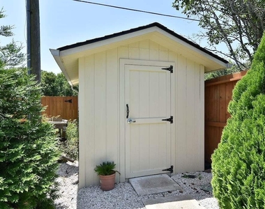 22121 Atwater Canyon Lane - Photo Thumbnail 29