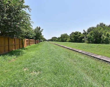 22121 Atwater Canyon Lane - Photo Thumbnail 30