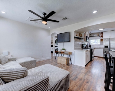 1121 Panama Street - Photo Thumbnail 7
