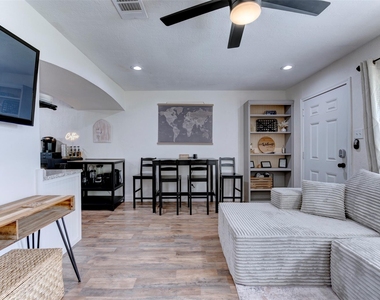 1121 Panama Street - Photo Thumbnail 8