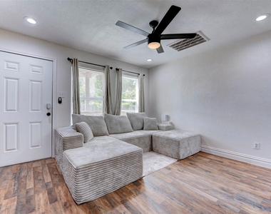 1121 Panama Street - Photo Thumbnail 5