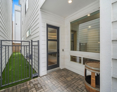 1217 Crockett Street - Photo Thumbnail 2
