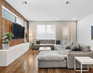 1217 Crockett Street - Photo Thumbnail 8