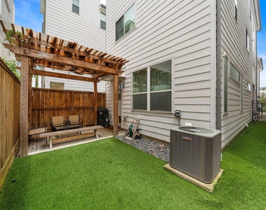 1217 Crockett Street - Photo Thumbnail 30