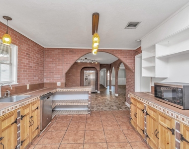 602 Everett Street - Photo Thumbnail 16