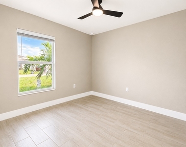 3464 Ne 9th Place - Photo Thumbnail 15