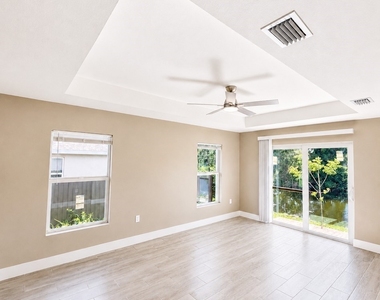 3464 Ne 9th Place - Photo Thumbnail 7