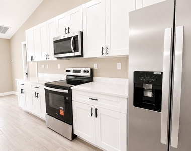 3464 Ne 9th Place - Photo Thumbnail 4