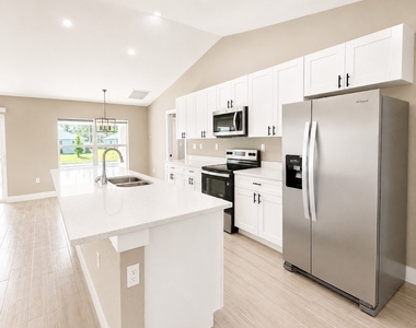 3464 Ne 9th Place - Photo Thumbnail 3