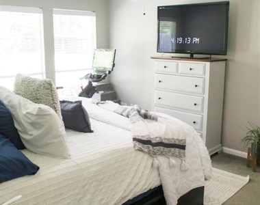 810 Shadberry Drive - Photo Thumbnail 7
