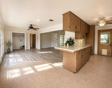 7006 Sharpview Drive - Photo Thumbnail 4