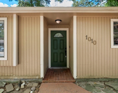 1010 E Red Cedar Circle - Photo Thumbnail 3