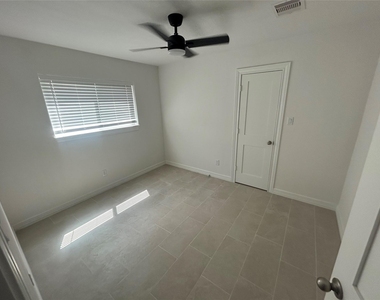 14207 Greenway Drive - Photo Thumbnail 8