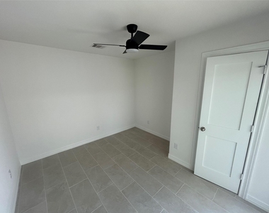 14207 Greenway Drive - Photo Thumbnail 7