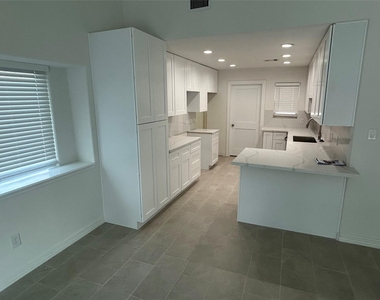 14207 Greenway Drive - Photo Thumbnail 3