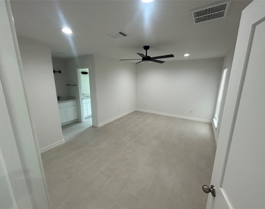 14207 Greenway Drive - Photo Thumbnail 4