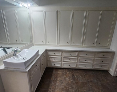 2127 Manor Green Drive - Photo Thumbnail 18