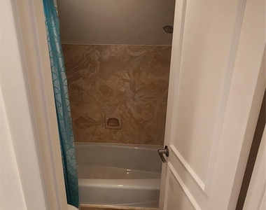 2127 Manor Green Drive - Photo Thumbnail 34