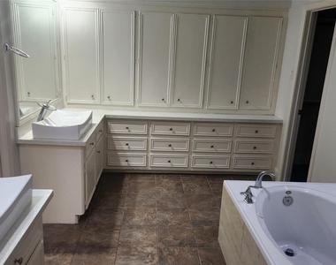 2127 Manor Green Drive - Photo Thumbnail 15