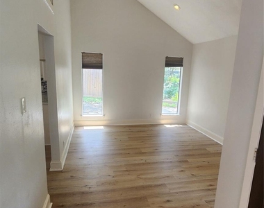 2127 Manor Green Drive - Photo Thumbnail 22