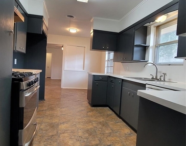 801 Rosewood Drive - Photo Thumbnail 10