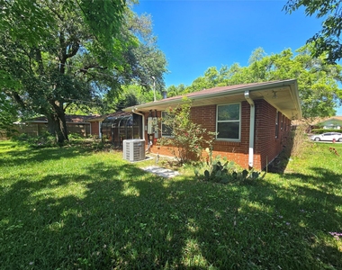 801 Rosewood Drive - Photo Thumbnail 27