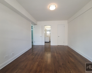 East 57 Street - Photo Thumbnail 3