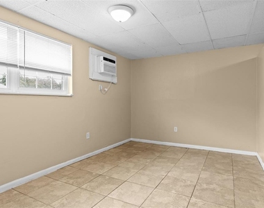 8923 N 40th Street - Photo Thumbnail 7