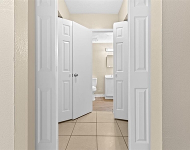 8923 N 40th Street - Photo Thumbnail 10