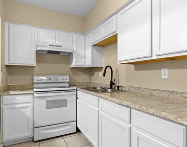 8923 N 40th Street - Photo Thumbnail 4