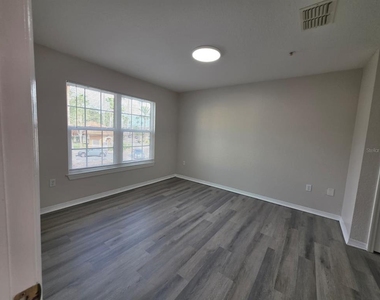 5483 Vineland Road - Photo Thumbnail 6