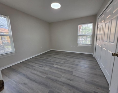 5483 Vineland Road - Photo Thumbnail 9