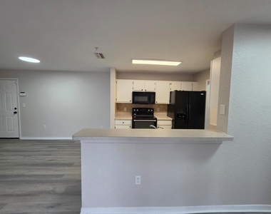 5483 Vineland Road - Photo Thumbnail 4