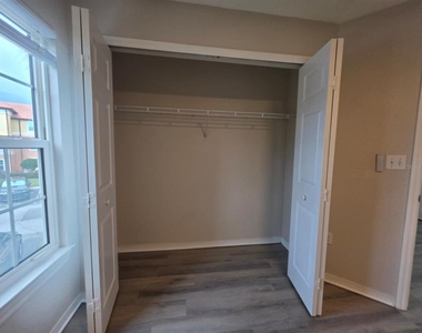 5483 Vineland Road - Photo Thumbnail 12