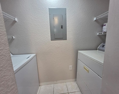 5483 Vineland Road - Photo Thumbnail 13