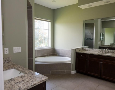 2141 Sherbrook Avenue - Photo Thumbnail 15