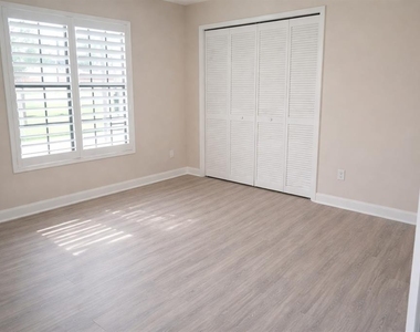 1137 Maple Creek Court - Photo Thumbnail 4