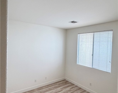 9708 Ridgebluff Avenue - Photo Thumbnail 3