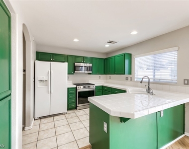 950 Sweeping Vine Avenue - Photo Thumbnail 7