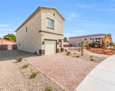 2204 Abraham Avenue - Photo Thumbnail 2