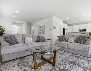 541 Preston Crest Street - Photo Thumbnail 7