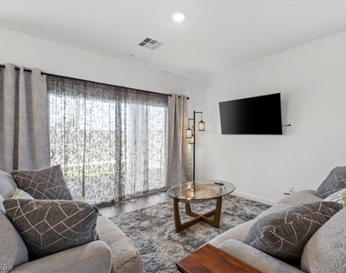 541 Preston Crest Street - Photo Thumbnail 5
