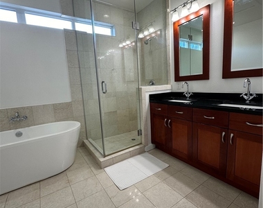 4545 Dean Martin Drive - Photo Thumbnail 15