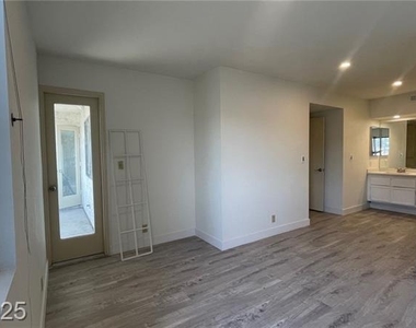 1701 E Katie Avenue - Photo Thumbnail 4