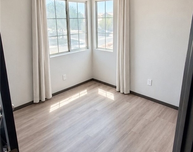 1830 Box Springs Avenue - Photo Thumbnail 12